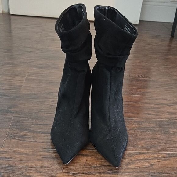 Express Black Heeled Boots with Sleek Design - Picture 2 of 4